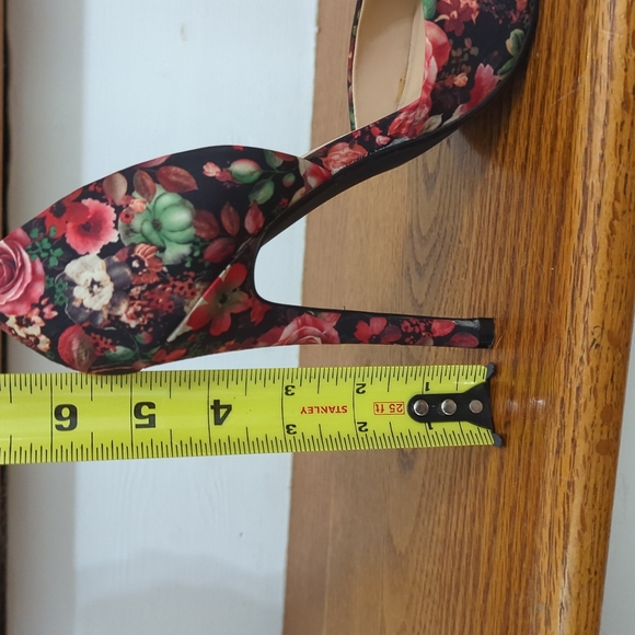 Just Fab 3 inch heels, Rose pattern red and black - Picture 5 of 6